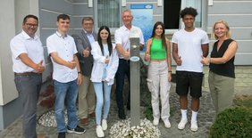 v.l.n.r.:  WLV-Obmann Bgm. Ernst Edelmann, DI Dr. Helmut Herlicska (Technischer Betriebsleiter WLV), Mag. Nikolaus Sauer (Leitender Bedienstete WLV), Bgm. Rita Stenger (Bürgermeisterin von Siegendorf) mit den 4 Ferialpraktikantinnen und Ferialpraktikanten