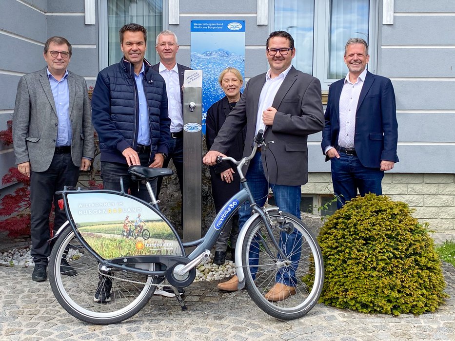 v.l.n.r.: DI Dr. Helmut Herlicska (Technischer Leiter WLV), Geschäftsführer von Burgenland Tourismus Dietmar Tunkel, Mag. Nikolaus Sauer (Kaufmännischer Leiter WLV), Brigitta Pelzer (Geschäftsführerin Tourismusverband Mittelburgenland-Rosalia, WLV-Obmann Bgm. Ernst Edelmann, Mag. Patrik Hierner (Geschäftsführer Tourismusverband Nordburgenland) vor einem Trinkwasserbrunnen des WLV.