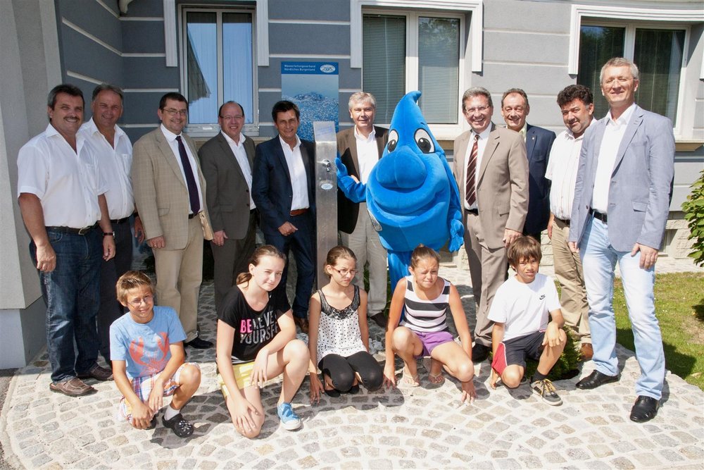 WLV-Obmann Bgm. Ing. Gerhard Zapfl mit LR Andreas Liegenfeld, KO Christian Illedits, Landtagspräsident Gerhard Steier, der WLV-Geschäftsleitung, weiteren Mitgliedern des WLV-Vorstandes und interessierten Schülerinnen