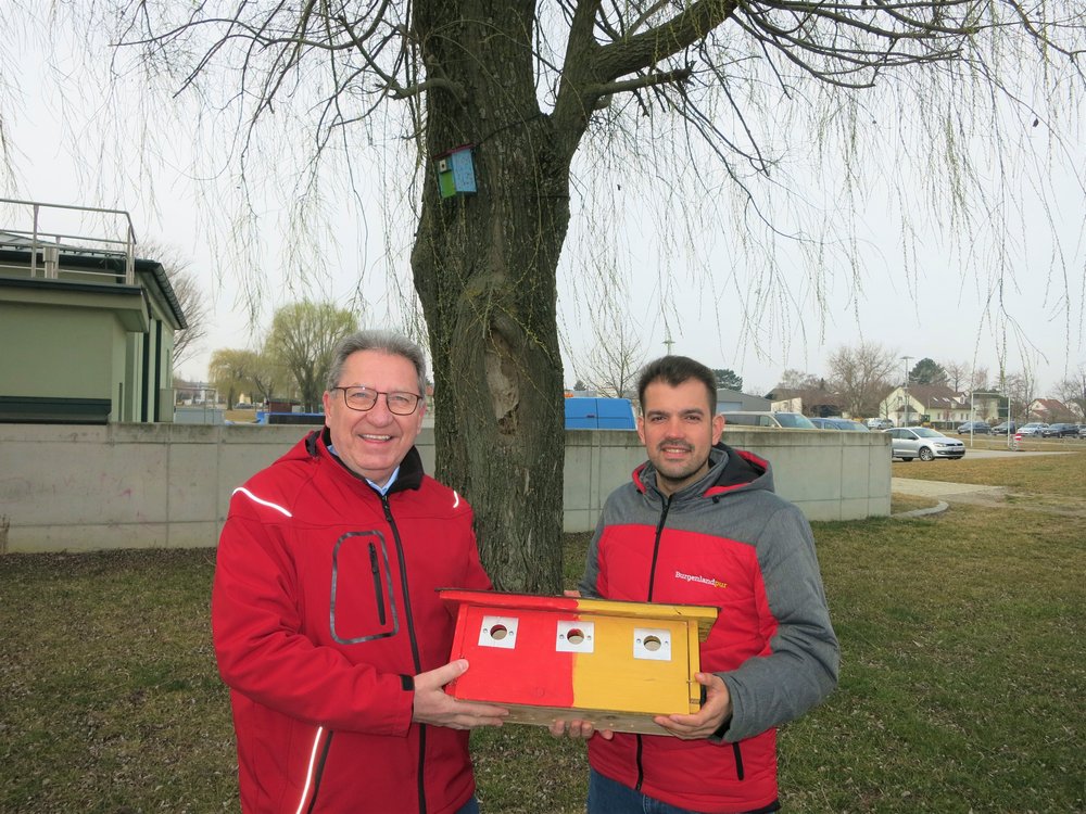 WLV-Obmann Bgm. Ing. Gerhard Zapfl mit Golser Bürgermeister LAbg. Kilian Brandstätter stehen beim Brunnen in Gols und halten einen Vogelbrutkasten.