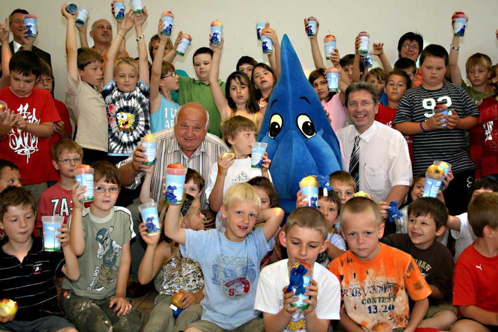 "Tropfi" besucht Volksschule und Kindergarten Wallern