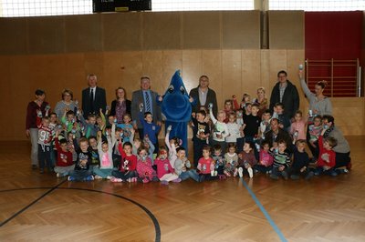 Tropfi zu Besuch im Kindergarten und der Volksschule in Pama