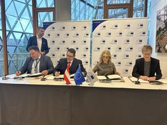 1. Obmann Stv. Bgm. Josef Tschida und Obmann Bgm. Ernst Edelmann unterzeichnen den Darlehensvertrag in der Zentrale der EIB in Luxemburg