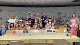 Die Kinder der Ferienbetreuung in der alten Schaltwarte des WLV.