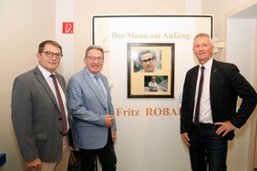 DI Dr. Helmut Herlicska, Obmann Bgm. Ing. Gerhard Zapfl und Mag. Nikolaus Sauer stehen  bei einem Bild von Fritz Robak - dem Vordenker und Pionier der burgenländischen Wasserwirtschaft