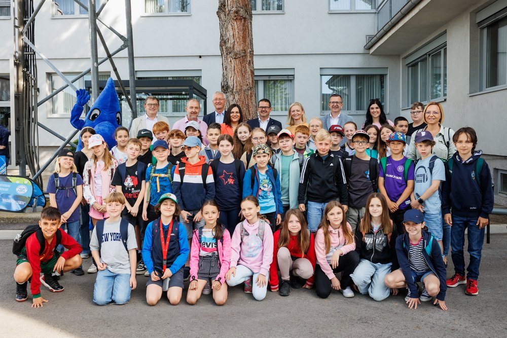v.l.n.r.: 4. Klasse Volksschule Mattersburg mit DI Dr. Helmut Herlicska (WLV), LAbg Bgm. Gerhard Bachmann, Mag. Nikolaus Sauer (WLV), LRin Astrid Eisenkopf, Obmann WLV Bgm. Ernst Edelmann, LAbg. Bgm.in Rita Stenger, LAbg Bgm. Ing. Thomas Schmid