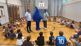 Die Kinder der VS Breitenbrunn mit „Tropfi“, Bgm. Helmut Hareter, WLV-Obmann Bgm. Ernst Edelmann und Leitender Bediensteter des WLV Mag. Nikolaus Sauer