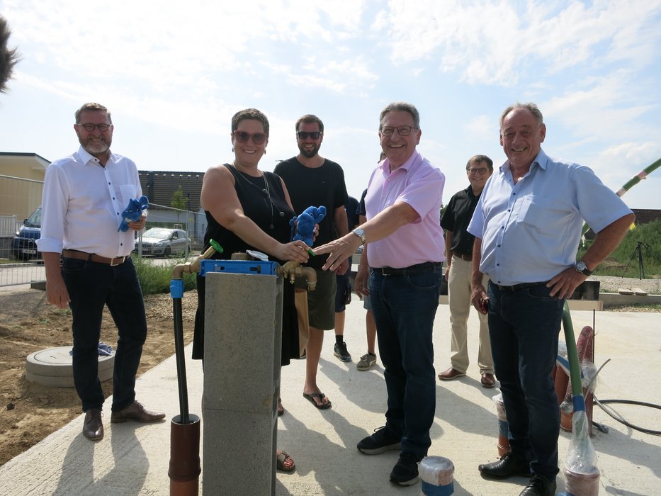 v.l.n.r.: Bürgermeister von Hirm Bgm. Christian Wöhl, Kerstin Bedenik u. Martin Puhm ("Häuslbauer"), WLV-Obmann Bgm. Ing. Gerhard Zapfl, Technischer Betriebsleiter des WLV DI Dr. Helmut Herlicska und LAbg. Dieter Posch auf der Baustelle in Hirm