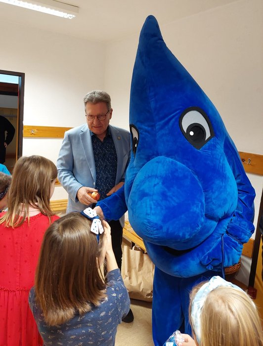 Kinder der Volksschule Steinbrunn mit dem Maskottchen Tropfi