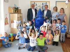 Eisenstadt Bürgermeister LAbg. Bgm. Mag. Thomas Steiner, WLV-Obmann Bgm. Ing. Gerhard Zapfl und Kindergartenleiterin Carmen Hirschmann mit einer Kindergartengruppe des Kindergarten Schwarzplatz Eisenstadt.