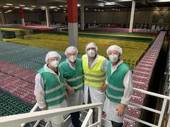 Obmann Bgm. Ing. Gerhard Zapfl und die Geschäftsleiter Mag. Nikolaus Sauer und DI Dr. Helmut Herlicska bei einem Werksbesuch im Coca Cola Werk in Edelstal